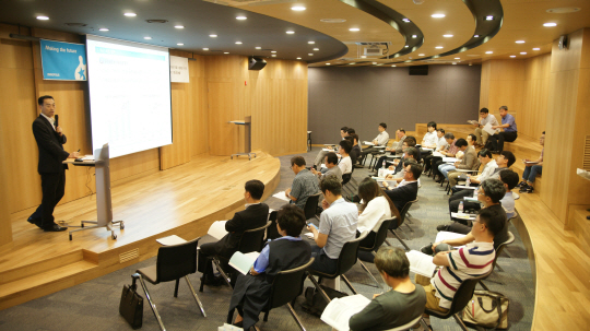 한국거래소 관계자가 대덕특구내 기업들을 대상ㅇ로 코스닥·코넥스 시장현황 및 상장제도 등을 설명하고 있다. 사진제공=연구개발특구진흥재단