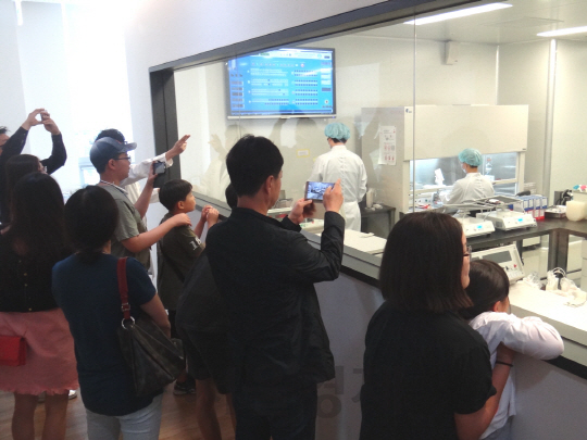 메디포스트의 제대혈 만기 고객들이 경기도 성남 판교에 있는 메디포스트 연구시설을 둘러보고 있다./사진제공=메디포스트