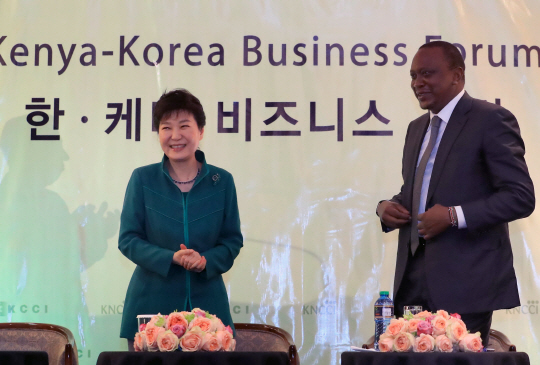 박근혜 대통령과 우후루 케냐타 케냐 대통령이 지난달 31일(현지시간) 수도 나이로비의 한 호텔에서 열린 한-케냐 비즈니스 포럼에서 활짝 웃고 있다. /나이로비=연합뉴스