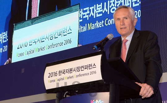 1일 여의도 콘래드호텔 에서 열린 2016 한국자본시장 컨퍼런스에 참석한 크리스토퍼 처치 디지털에셋홀딩스 최고사업개발책임자가 주제발표를 하고 있다./이호재기자.