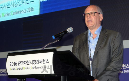 1일 여의도 콘래드호텔 에서 열린 2016 한국자본시장 컨퍼런스에 참석한 조엘 브루켄스타인 T3회장이  주제발표를 하고 있다./이호재기자.