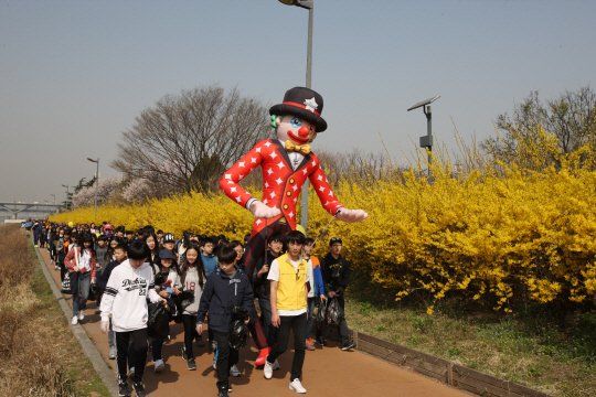 지난 4월 2일 뚝섬한강공원에서 열린 ‘개나리 꽃길 걷기’ 행사 참가자들이 줄을 맞춰 걷고 있다. /사진제공=서울시