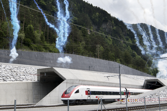 알프스 산맥을 관통하는 세계 최장 철도 터널인 스위스 에르스트펠트에 위치한 고트하르트 베이스 터널(GBT)이 개통된 1일(현지시간) 첫 열차가 시운전을 하고있다./에르스트펠트=AP연합뉴스