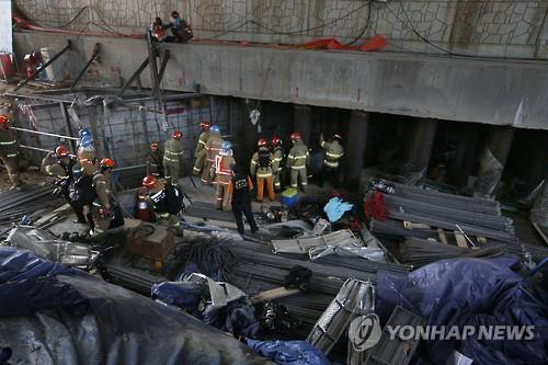 지난 1일 남양주 지하철 공사 현장에서 가스 폭발로 붕괴 사고가 벌어져 근로자 4명이 숨지고 10명이 다쳤다. 경찰조사 결과 이들은 모두 일당 16~18만원을 받는 일용직 근로자로 밝혀졌다. /연합뉴스