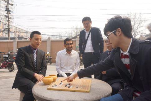 구글 최고경영자(CEO) 순다르 피차이(사진 왼쪽 두번째)가 베이징에서 세계 1위 바둑기사 커제(맨 오른쪽)등 정상급 바둑기사들과 수를 읽고 있다./트위터 캡처