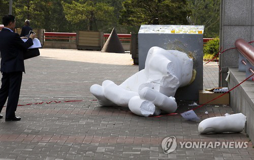 1일 오전 서울 마포구 홍익대 정문에 세워진 일베 조각상이 부서져 있다.
