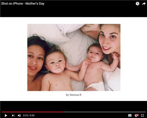 한국 등 몇몇 국가의 애플 광고에 동성부모 사진이 삭제돼 논란이 일고 있다. 사진은 애플 광고에 등장하는 로이 부부./Youtube 캡처