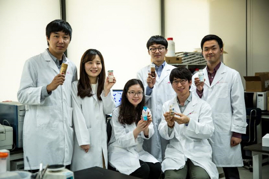 경기 용인에 위치한 한국야쿠르트 중앙연구소에서 연구원들이 한국야쿠르트 제품을 선보이고 있다./사진제공=한국야쿠르트