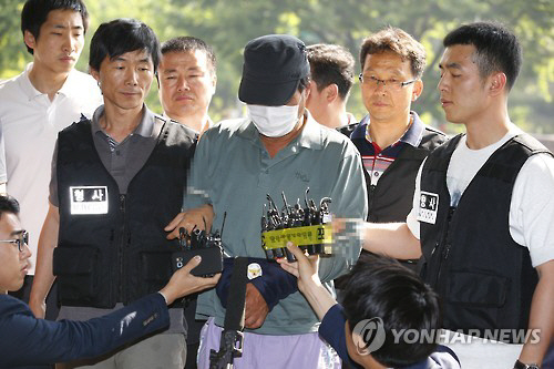 경찰은 3일 수락산 살인 현장검증에서 김씨의 얼굴을 공개하기로 결정했다./연합뉴스