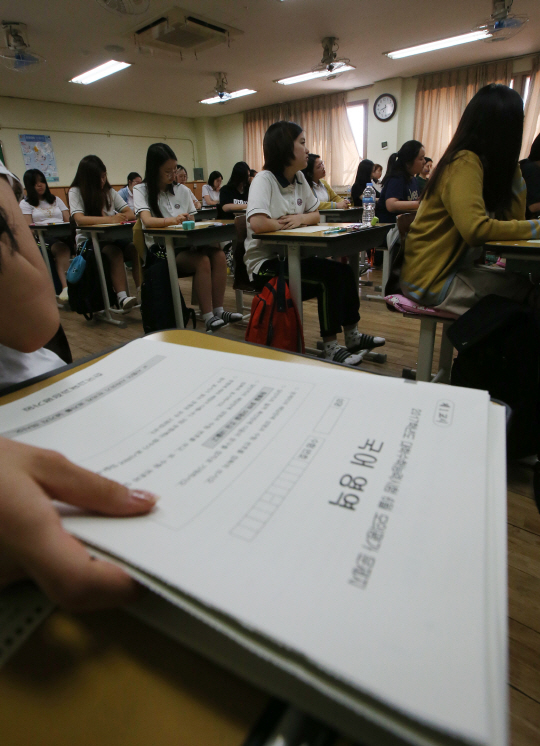 2일 서울 영등포구 여의도여고에서 고3 학생들이 2017학년도 대학수학능력시험을 대비하는 6월 모의평가를 치르고 있다.  /송은석기자