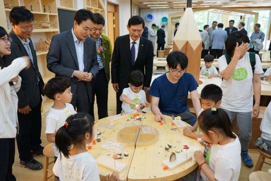 김용하(사진 왼쪽에서 세번째) 산림청 차장이 목공체험장을 찾아 축제 참가자들이 직접 목공품을 제작하는 모습을 둘러보고 있다. 사진제공=산림청