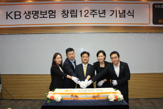 신용길(가운데) KB생명 사장이 2일 서울 여의도 본사에서 열린 창립 12주년 기념식에서 임직원들과 함께 기념 떡케이크를 자르고 있다. 신 사장은 이날 창립 기념사를 통해 “끊임없는 혁신을 통해 지속 성장할 수 있는 가치를 창출하자”고 강조했다. /사진제공=KB생명