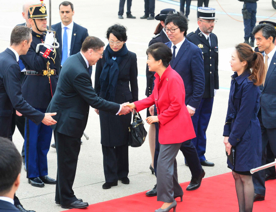 박근혜 대통령이 1일 오후(현지시간) 프랑스 파리 오를리 국제공항에 도착, 환영 나온 관계자들과 인사를 하고 있다. /파리=연합뉴스
