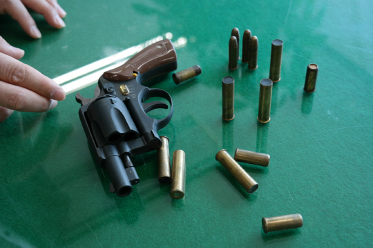 한 경찰이 권총과 함께 숨진 채 발견돼 경찰이 수사에 나섰다.사진은 경찰들이 자주 사용하는 3.8구경 권총./연합뉴스