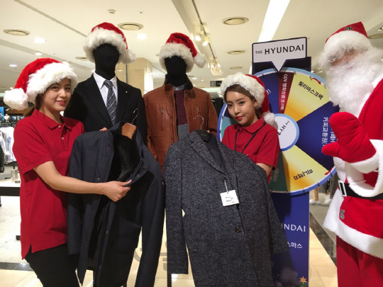 현대백화점 중동점 행사장에서 산타 복장을 한 직원들이 주요 할인 상품을 선보이고 있다. /사진제공=현대백화점