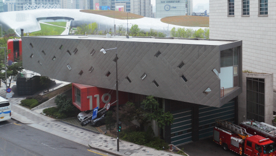 서울 중구 을지로 옛 동대문운동장 자리에 위치한 을지로119안전센터는 네모 반듯하고 딱딱한 느낌의 기존 소방서와 달리 독특하고 매력적인 형태로 설계돼 시민들로부터 사랑받고 있다./송은석기자