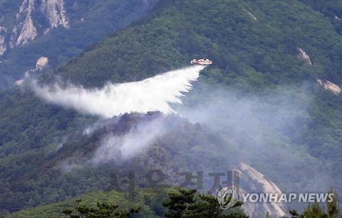 4일 차량사고로 인해 시작된 불이 설악산으로 옮겨부터 0.3㏊를 태우고 5시간 30여분 만에 진화됐다./연합뉴스