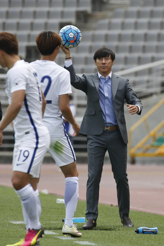 4일 고양종합운동장에서 열린 2016 4개국 올림픽국가대표 축구대회 대한민국과 온두라스 경기. 한국 신태용 감독이 흘러나온 공을 건네고 있다./연합뉴스