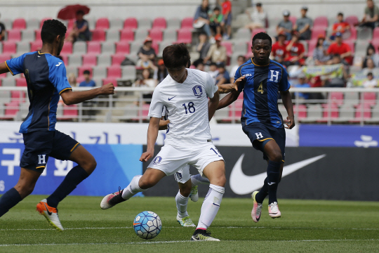 4일 고양종합운동장에서 열린 2016 4개국 올림픽국가대표 축구대회 대한민국과 온두라스 경기. 한국 박인혁이 종료 직전 동점골을 성공하고 있다./연합뉴스