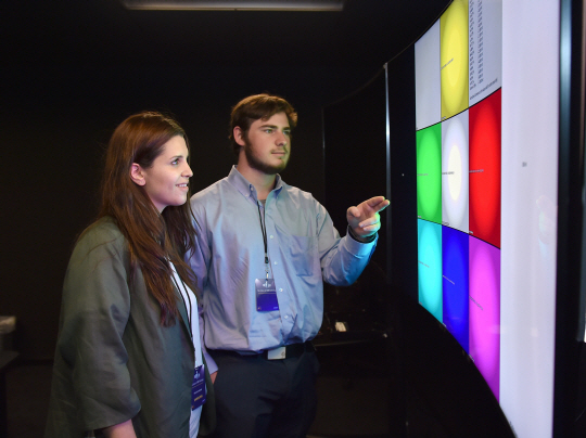 삼성전자가 3일(현지시간) 미국 로스엔젤레스에서 개최한 HDR 기술 세미나에 한 참석자가 삼성전자의 2016년형 퀀텀닷 디스플레이 SUHD TV에 구현된 색감을 확인하고 있다. /사진제공=삼성전자