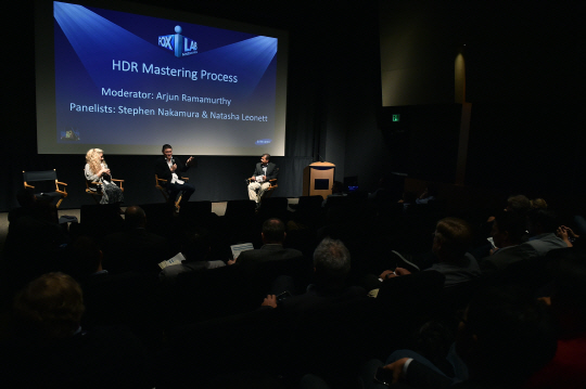 삼성전자가 3일(현지시간) 미국 로스엔젤레스에서 개최한 HDR 기술 세미나에서 업계관계자들이 가장 주목 받고 있는 화질 기술 HDR에 대한 최신 트렌드 등을 공유하고 있다. /사진제공=삼성전자