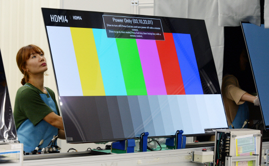 전 세계 올레드 TV 생산라인 가운데 최대 규모를 자랑하는 LG전자 구미사업장에서 생산라인 근무자가 올레드 TV의 품질을 확인하고 있다. /사진제공=LG전자