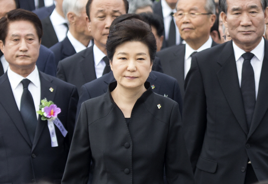 박근혜 대통령이 6일 국립서울현충원에서 열린 제61회 현충일 추념식에서 헌화한 뒤 걸어가고 있다.   /연합뉴스