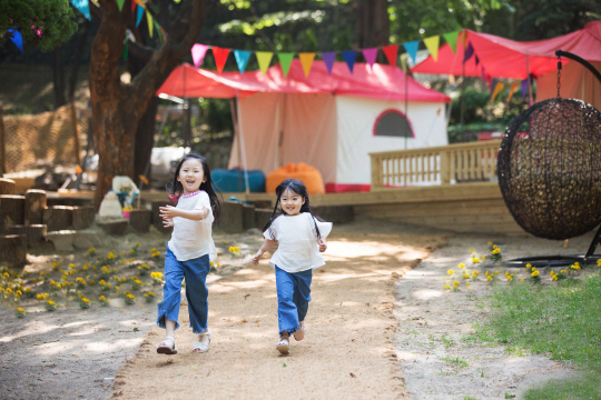 그랜드 하얏트 서울이 지난 달 문을 연 야외 캠핑장 ‘그랜드 캠핑’에서 어린이들이 뛰어놀고 있다. /사진제공=그랜드 하얏트 서울