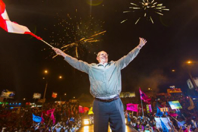 5일 밤 페드로 파블로 쿠친스키 PKK후보가 자신의 승리를 자신하며 지지자들 앞에서 페루 국기를 흔들며 만세를 부르고 있다./선거홈페이지 캡처