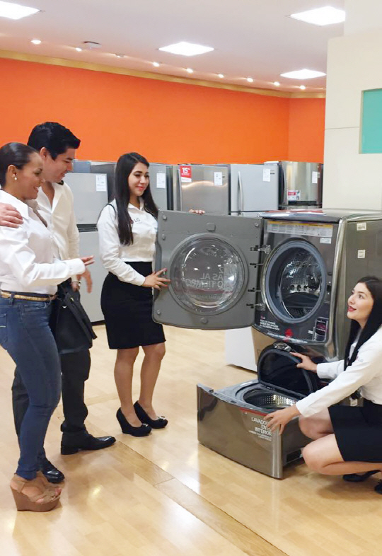 멕시코 한 가전매장에서 LG전자의 트윈워시 세탁기를 직원들이 고객들에게 설명하고 있다./사진제공=LG전자
