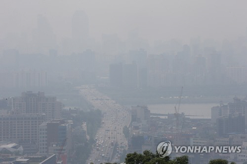 미세먼지 문제가 심각하지만 뚜렷한 해결책이 보이지 않는 가운데 소비자들이 스스로 ‘산소캔’을 구매하는 등 자구책 마련에 나섰다./연합뉴스