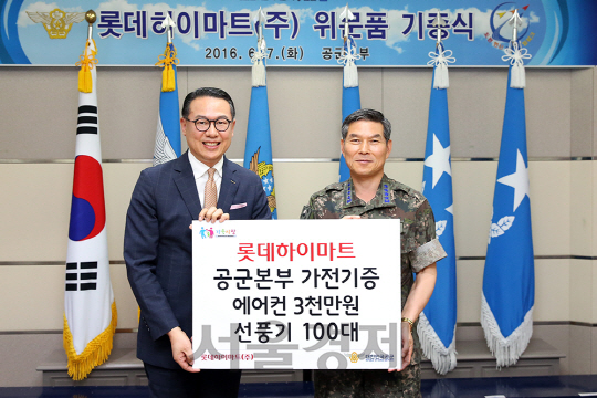 이동우(왼쪽) 롯데하이마트 대표가 7일 충남 계룡시 공군본부에서 정경두 공군참모총장에게 공군 장병들을 위한 3,500만원 상당의 에어컨·선풍기를 전달하고 있다. /사진제공=롯데하이마트