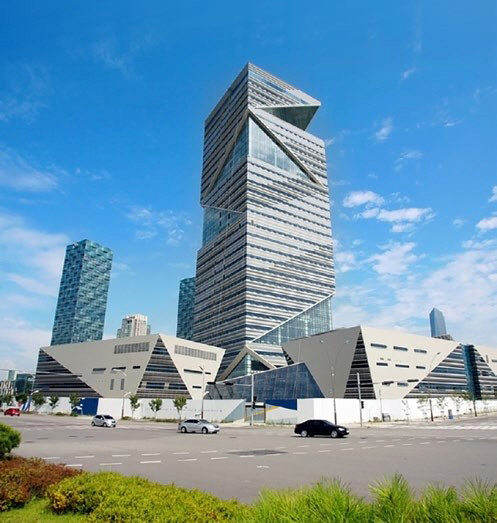 녹색기후기금(GCF) 사무국이 입주해 있는 인천 송도국제도시 G-타워. 기후산업 투자에 나설 때 GCF를 적극 활용하는 것도 바람직하다.