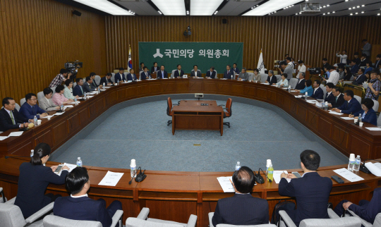 20대 국회 원 구성 협상이 난항을 겪고 있는 가운데 원 구성 법정시한일인 7일 오전 국민의당이 국회에서 의원총회를 열고 있다. /이호재기자