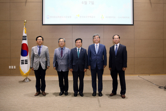 이충재(사진 왼쪽에서 세번째) 행복청장이 제7기 행복도시 총괄기획가 및 총괄자문위원을 위촉하고 기념촬영을 하고 있다. 사진제공=행복청