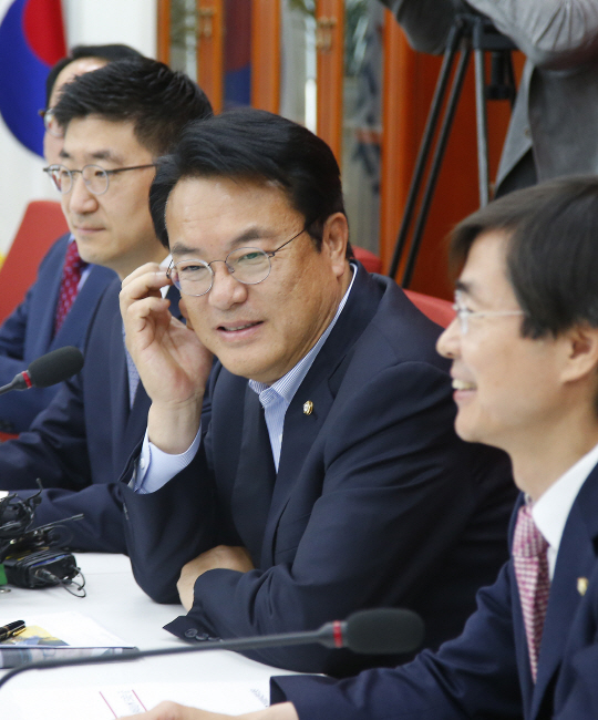 정진석 새누리당 원내대표가 지난 1일 오전 국회에서 김해공항 가덕 이전시민추진단 대표단과 만나 인사말을 하고 있다. /연합뉴스