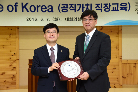 신원섭(사진 왼쪽) 산림청장이 백규흠(〃오른쪽) 한국임업후계자협회 경북지회장에게 ‘이달의 임업인’ 패를 전달하고 있다. 사진제공=산림청