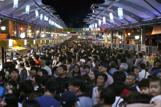 지난 6일 밤 대구의 서문시장 야시장이 방문객들로 인산인해를 이루고 있다. 지난 3일 개장한 서문시장 야시장은 나흘동안 100만명 이상이 찾는 등 초기 흥행에 성공하며 대박 조짐을 보이고 있다.  /사진제공=대구시