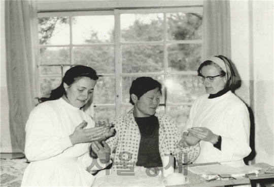40여년간 소록도에서 한센인들을 위해 봉사한 공로로 대한민국 명예국민이 된 마리안느 스퇴거(오른쪽) 수녀와 마가렛 피사렛 수녀가 소록도병원에서 환자를 돌보고 있다. /사진제공=법무부