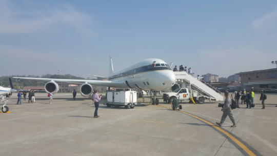 NASA의 연구용 항공기(DC-8)가 오산 공군 비행장 주기장에서 한반도 대기질 항공 측정을 앞두고 최종 점검을 받고 있다. /오산=임지훈기자