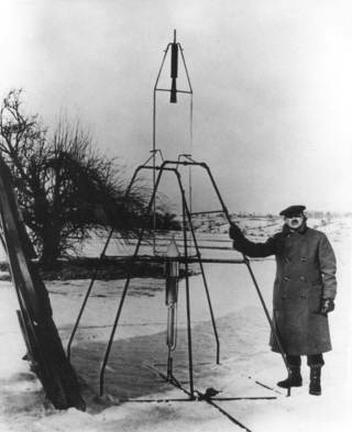 지난 1926년 3월 미국 매사추세츠 일대에서 과학자인 로버트 고다드가 세계 최초로 개발에 성공한 액체로켓을 시험하고 있다. /사진제공=NASA
