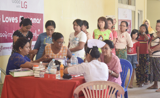 LG전자가 국경없는 의사회 등 의료봉사 단체와 함께 동남아시아 국가 지방도시를 순회하며 무료검진을 실시하고 있는 가운데 지난 5월 말 미얀마 모울메인에서 지역주민들이 무료검진을 받고 있는 모습. /사진제공=LG전자