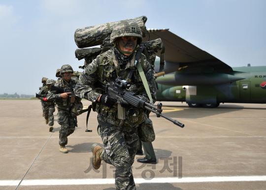 해병대 신속기동부대 대원들이 9일 공군수송기를 이용해 작전지역으로 급속 전개하고 있다./사진 제공 = 해병대