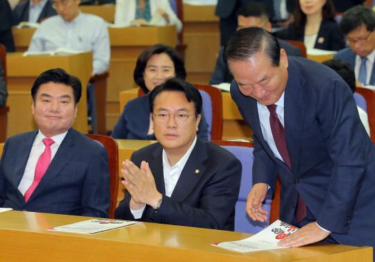 새누리당 정진석 원내대표(가운데)와 원유철 전 원내대표(왼쪽)가 8일 오전 국회 의원회관에서 열린 국가미래전략 포럼(일명 알파포럼) 창립총회에서 축사를 위해 단상으로 향하는 서청원 의원에게 박수를 치고 있다./연합뉴스