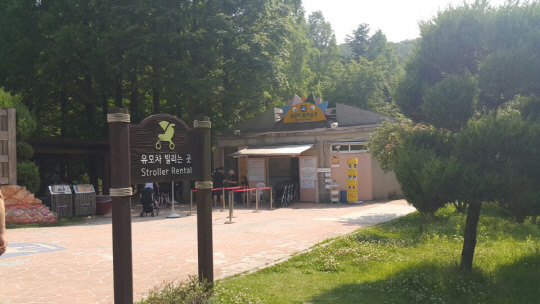 서울대공원 동물원 입구 쪽에 마련돼 있는 유모차대여소. /연유진기자