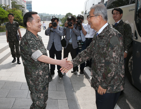 김종인 더불어민주당 비상대책위원회 대표가 8일 오전 서울 용산구 합동참모본부를 방문해 이순진 합참의장과 악수하고 있다. /연합뉴스