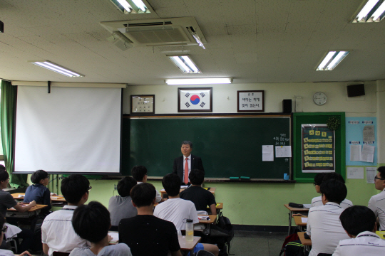 이성주 동부저축은행 이사가 8일 서울 대광고등학교에서 학생들을 대상으로 금융교육을 진행하고 있다./사진제공=동부저축은행