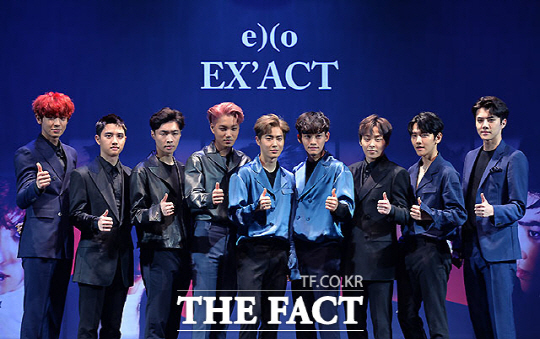 그룹 엑소가 8일 서울 삼성동 코엑스 아티움에서 열린 정규 3집 ‘EX’ACT‘ 컴백 기자회견에서 포토타임을 갖고 있다.