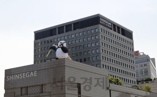 서울 명동 신세계백화점 본점 옥상에 설치된 대형 쿵푸팬더 애드벌룬. /사진제공=신세계백화점