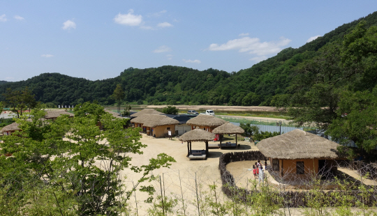 삼강주막은 지난 2005년까지 주모 유옥련씨가 밥과 술을 팔며 실제로 영업을 하던 곳이다. 유씨가 세상을 떠난 후 지금은 마을주민들이 주막을 운영하고 있다.